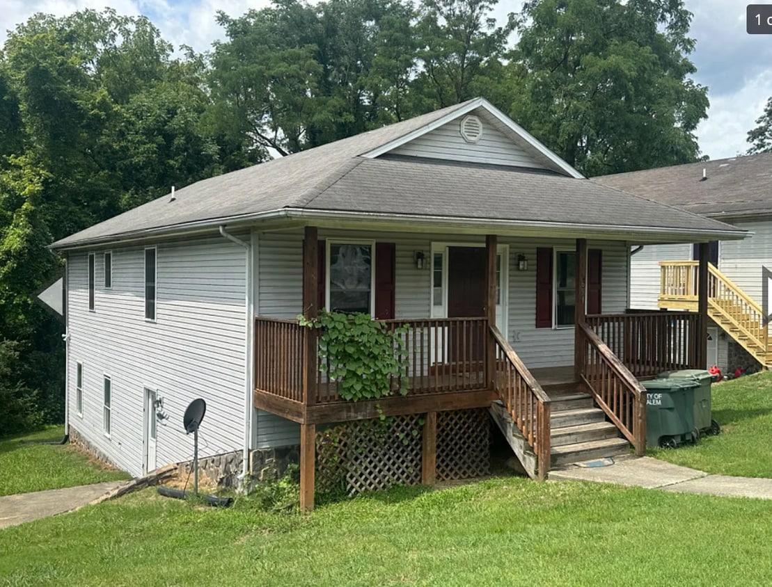 Photo - 691 Lee St (Salem, VA)