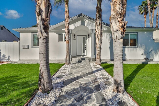 Building Photo - Modern 3-Bed/3-Bath Townhome Unit 22131