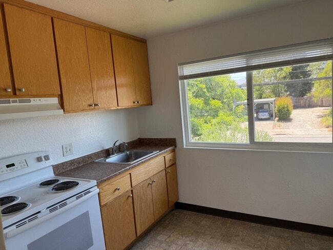 Kitchen - 6119 Montecito Blvd Unit 11