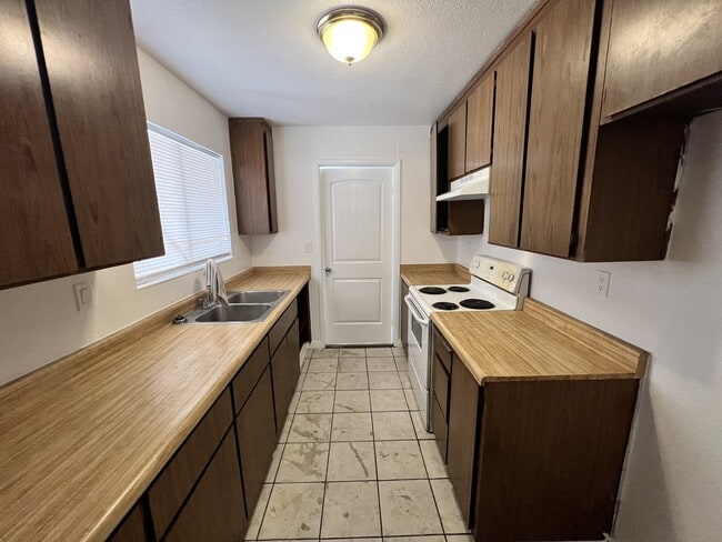 Photo - 2321 Banyan Way