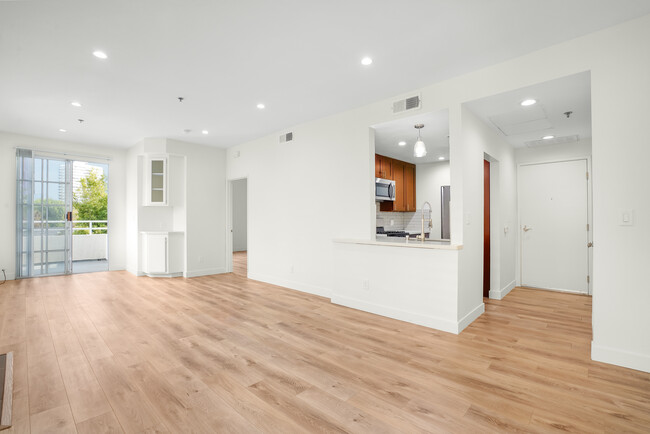 Spacious Living Rooms - Chateau Hilgard Rental