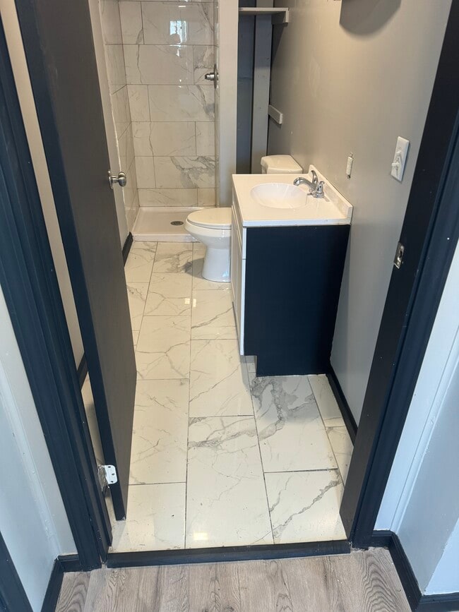 Building Photo - 718 Locust Ave Unit 1