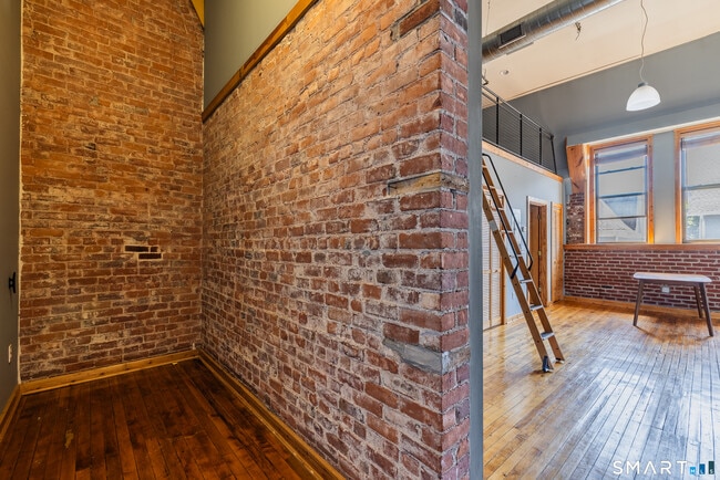 Building Photo - 325 Myrtle Ave Unit 1205
