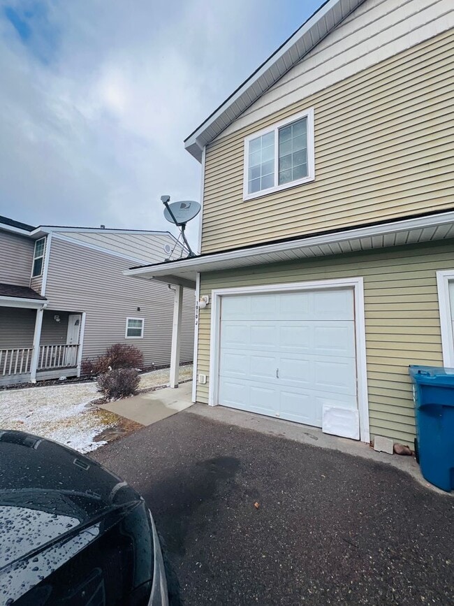 Photo - Amazing 3 Bed 2.5 Bath - Townhouse