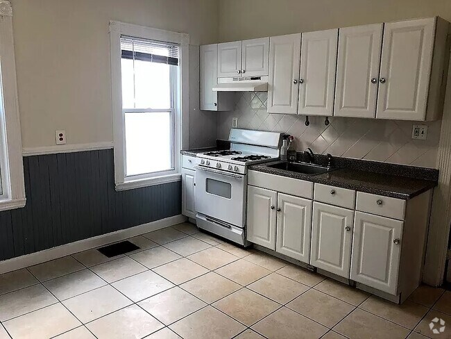 Building Photo - 28 Litchfield St Unit 1 Rental