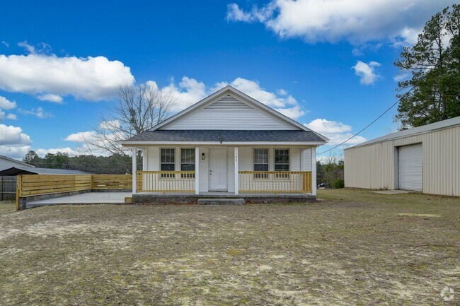 Building Photo - This beautifully renovated 3-bedroom, 2-ba... Rental