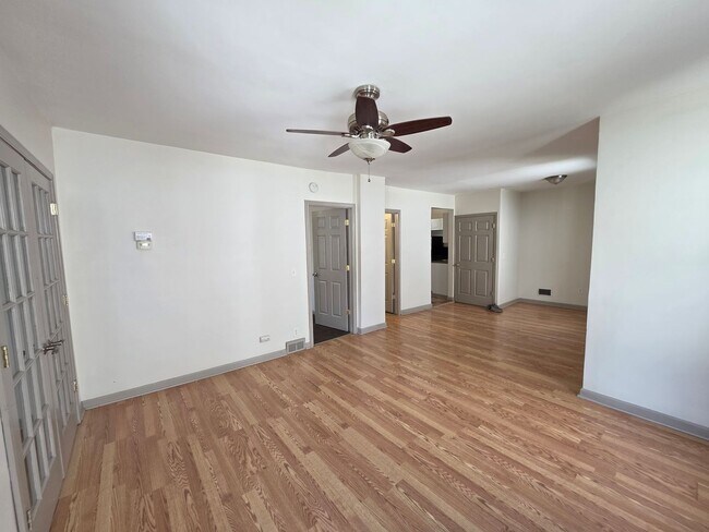 Photo - South Wedge U of R Area Large 2 Bedroom Available Soon Unit 2-Up