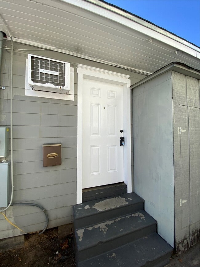 Photo - 706 Dumble St