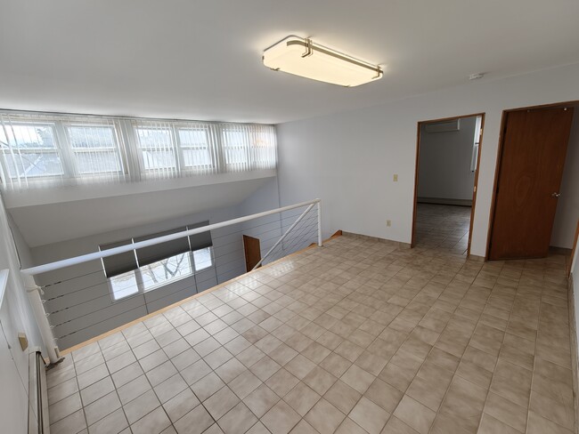 Loft - 39 Robertson Ave Unit 1