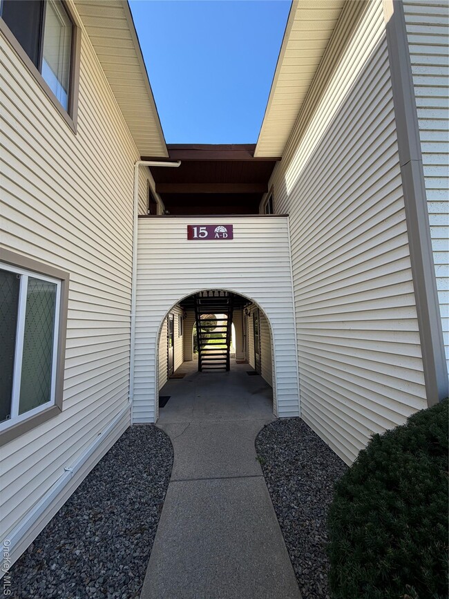 Building Photo - 15 Club House Dr Unit 2B