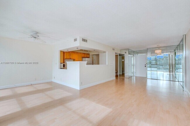 Photo - 801 Three Islands Boulevard Unidad 211