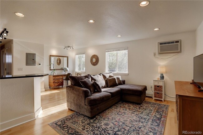 Building Photo - LOCATION LOCATION!! Open and spacious corner Unit 305