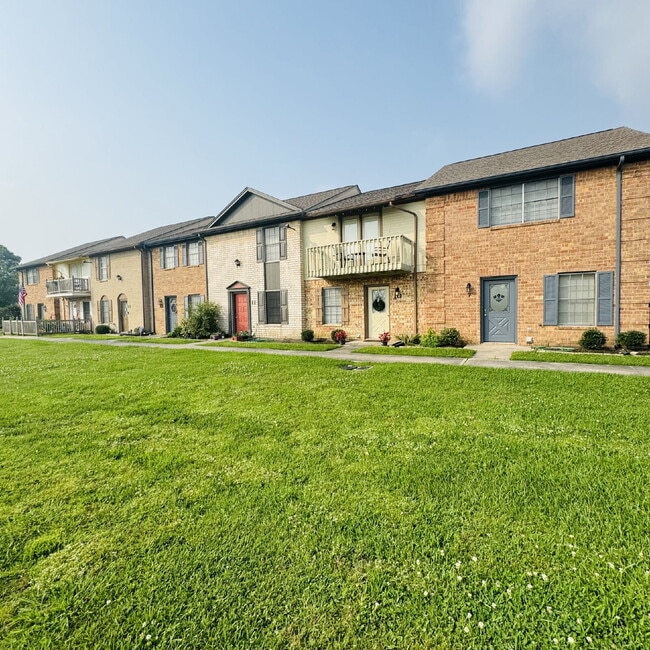 Building Photo - Modern Comfort Awaits: Spacious 2-Bedroom | 2.5-Bathroom Haven with Granite Elegance in Nederland... Unit 9