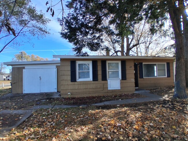 Building Photo - 619 Plum-