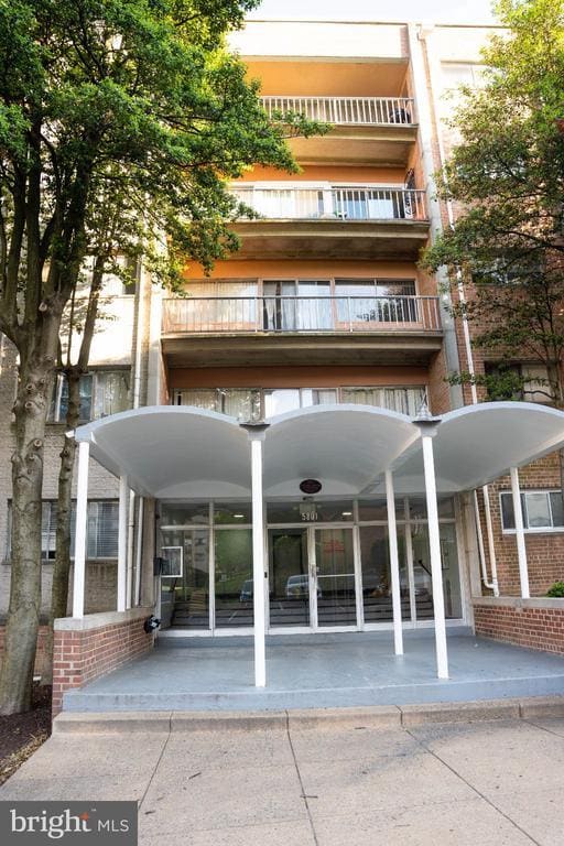 Building Photo - 5801 Quantrell Ave Unit 306