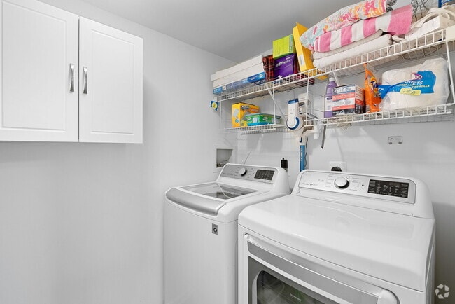 Building Photo - 1725 Ascot Way Unit D Rental