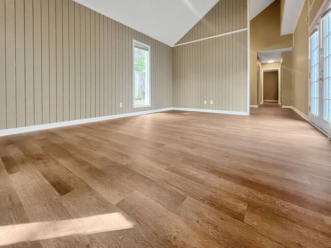 Building Photo - For Rent – 3 Bed / 2 Bath Home