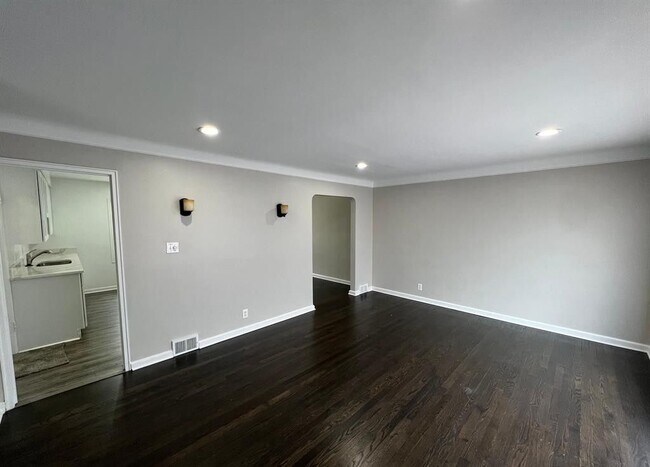 Photo - 21534 Moross Rd