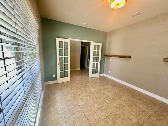 Photo - Fantastic Location ~ Convenient to Lackland, great restaurants ~ Room to Spread out!