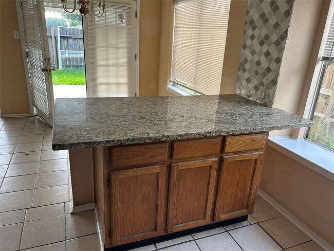 Building Photo - 1154 W Brompton Dr