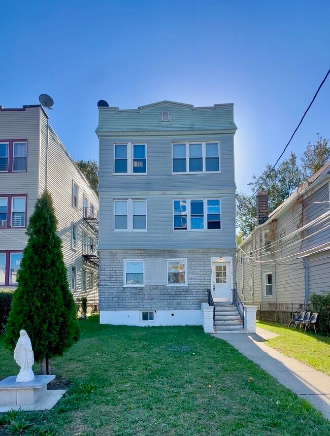 Building Photo - 245 Duncan Ave Unit 4