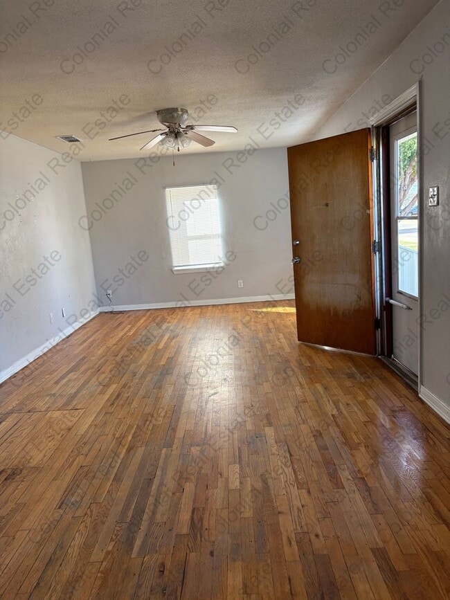 Building Photo - Cozy 3 bedroom 1.5 bathroom home.