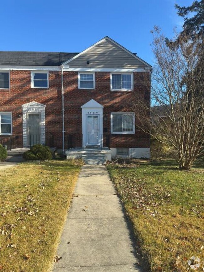 Building Photo - Three-Bedroom House in Parkvillle