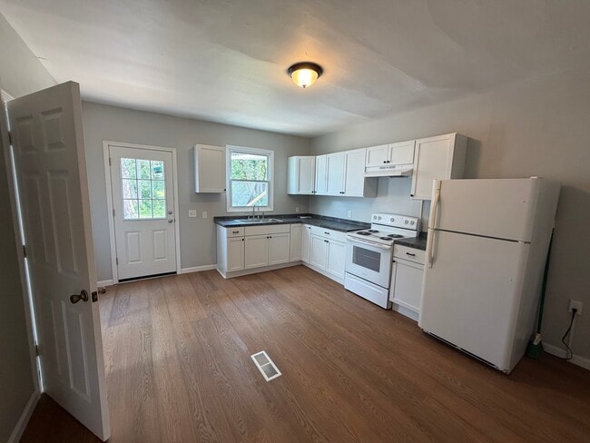 Building Photo - 13 Garibaldi Ave Unit Lower