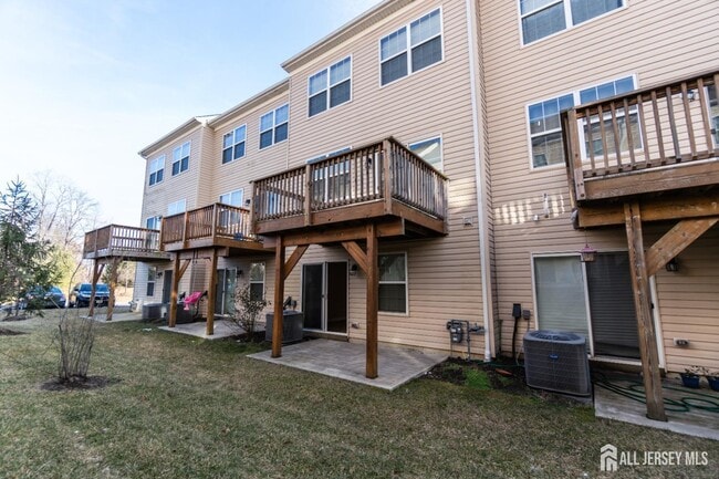 Photo - 2002 John Deere Ln