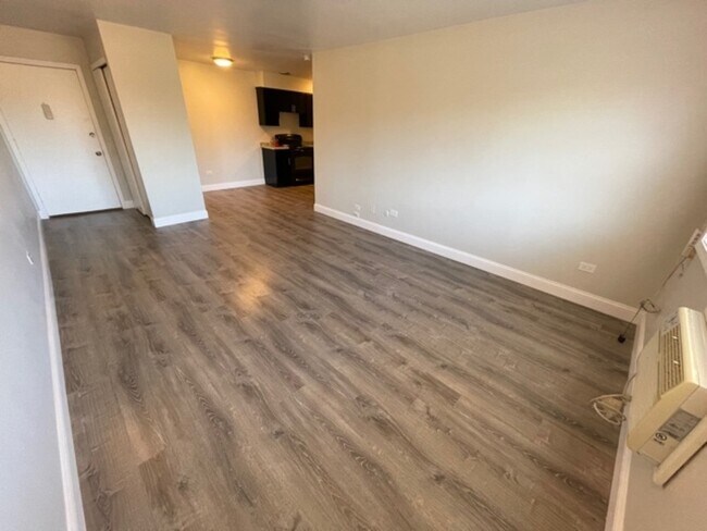 Photo - 517 S Milwaukee Ave