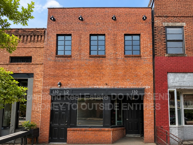 Building Photo - 130 Person St