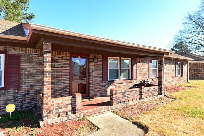 Photo - Nice Brick Ranch with Large yard!