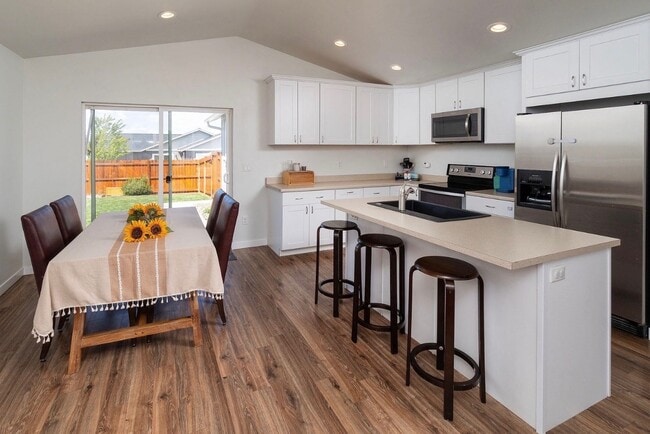 Photo - 541 SW Sunrise Cir