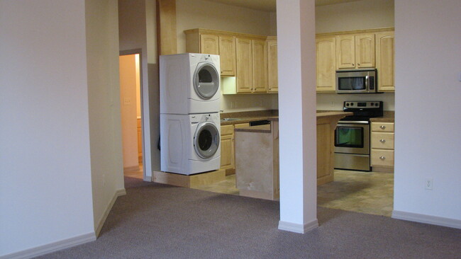 Building Photo - 19 E Main St Unit Apartment 1