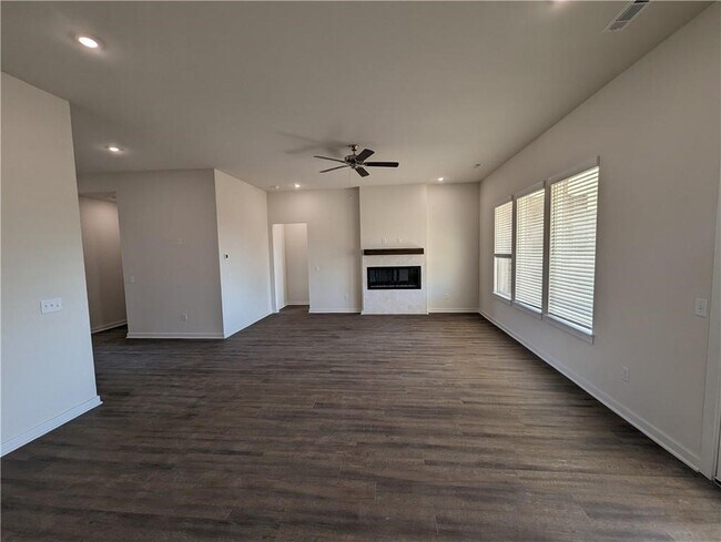 Photo - 385 W Branta St