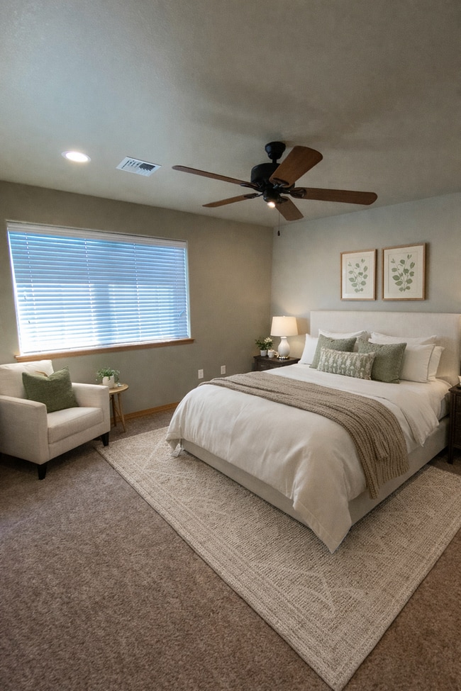 Beautiful Open-Concept Townhome with Washer & Dryer, Carport & $$$$ Move-In Credit - Beautiful Open-Concept Townhome with Washer & Dryer, Carport & $$$$ Move-In Credit