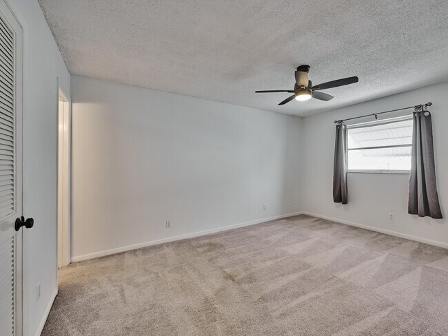 Photo - 227 Castlewood Dr Unit 203