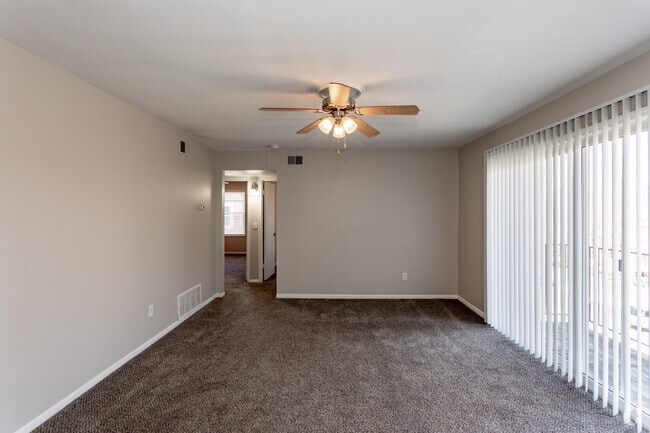 2BR, 1BA - 870 SF - High Pointe Apartments