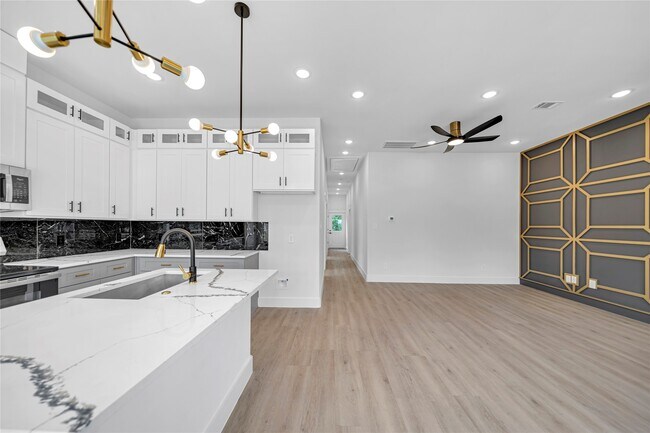 Building Photo - 4834 Higgins St