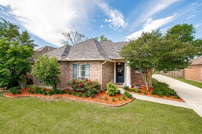 Building Photo - Inviting 3 Bedroom Home Minutes from Bluebonnet