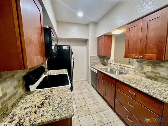 Building Photo - 421 W San Antonio St Rental