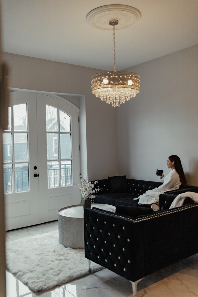 Photo - 714 N Main St Unidad Dewey's Boutique Apt