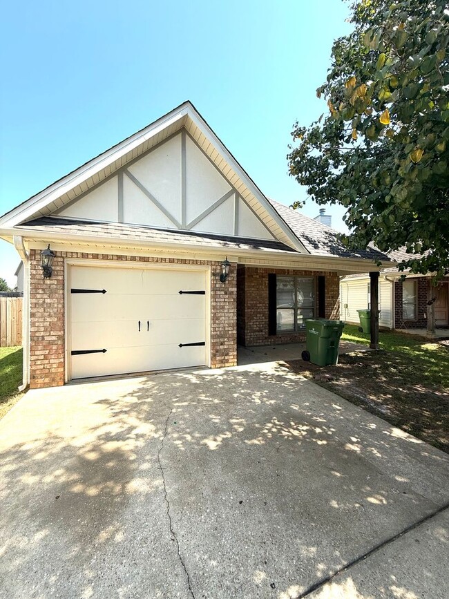 Building Photo - ** 4 Bed 2 Bath located in Park Lake ** Ca... Rental