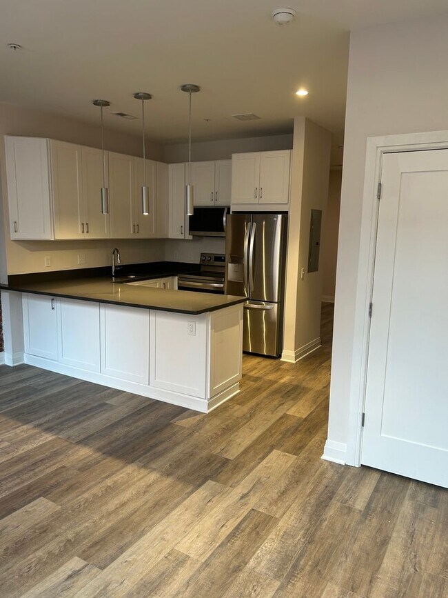Building Photo - Bank Street Court Unit 516 Rental