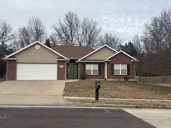 Building Photo - Gorgeous 3 Bedroom 2 Bathroom House!