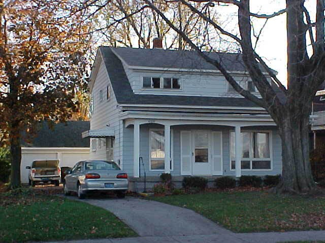 Nice Neighborhood! Upper unit only. Includes Heat, Personal Washer & Dryer, 1 Stall in Garage. - 4228 Prairie St SW Unit B
