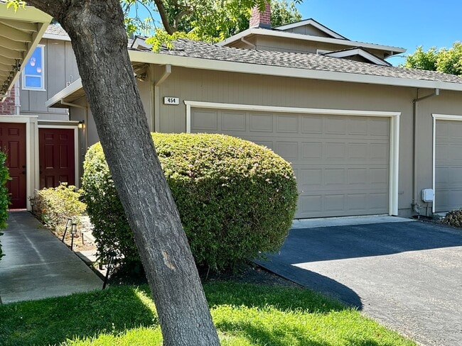Building Photo - Convenient and Private Townhome