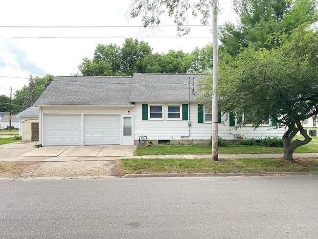 Building Photo - Quiet residential area not far from shopping. Rental