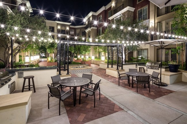 Ave_5_Adagio_Pod_Courtyard_Night_Mission Viejo - Adagio on the Green