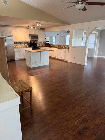 Photo - 641 NW Billiar Ave